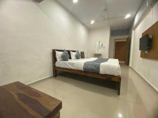HOTEL O KING PALACE - Ahmedabad - 9