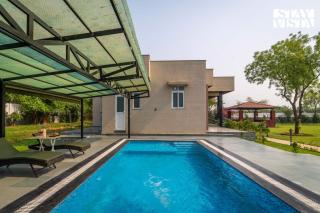 StayVista at The Mira House with Pool, WiFi - Sohna - 6