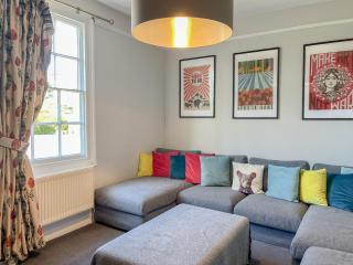 Arden Villa, sleeps 8, moments from the golden sandy beach of Ryde - 2