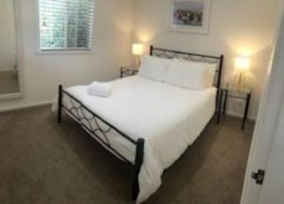 Glen Waverly Farmstay - 9