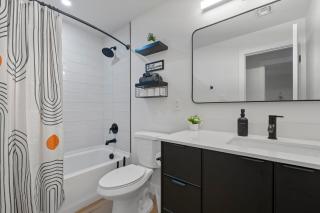 Biltmore 2BR Bungalow #2 - Workspace, Free Parking, Laundry, Patio! - 1