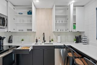 Biltmore 2BR Bungalow #2 - Workspace, Free Parking, Laundry, Patio! - 3