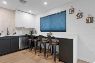 Biltmore 2BR Bungalow #2 - Workspace, Free Parking, Laundry, Patio! - 5