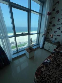 Beach view apt pool access - Ajman - 3