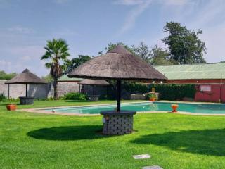 Bostons Lodge & Restaurant - Jan Kempdorp - 1