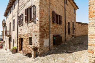 GuestHost - Gradara Comfy Apartments - 9
