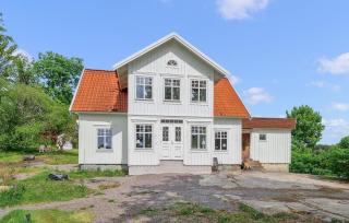 4 Bedroom Cozy Home In Flo - 1