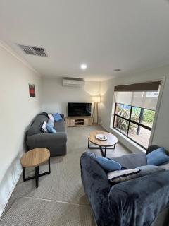 Aquawaters Beach House - 5 min walk to beach - 1