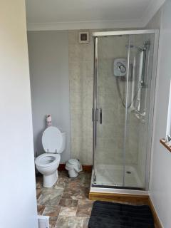 Cheerful 3-bedroom cabin with hot tub - 9