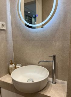 Modern Family Apartment - 9