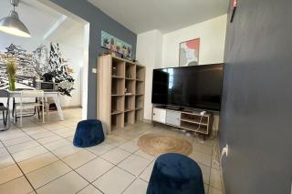 The Triplex- 3 bedrooms in the escutcheon! - 5