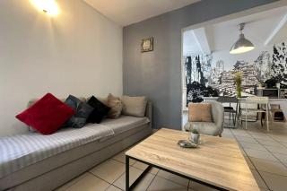 The Triplex- 3 bedrooms in the escutcheon! - 3