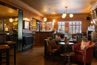 Crown Hotel - Chertsey - 2