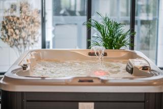 Beatrice Apartment in Odyssey Pool & Spa-parking - Mamaia - 2