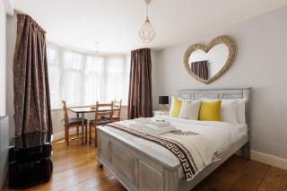 2-Bed Flat with Free Parking by Lee Valley Park - Enfield - 8