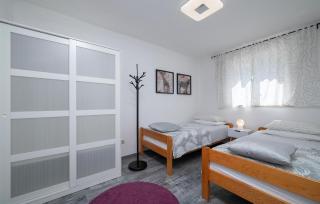 Two-Bedroom Holiday Home In Valbandon - 6