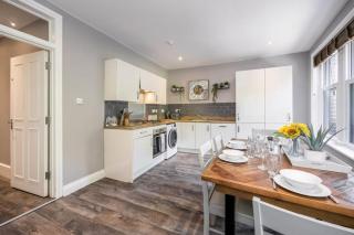 Vibrant 3 bed flat above charming pub, 10 minutes to beach - Parkstone - 1