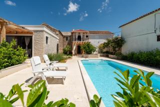 Apartment Varos with shared pool - 1