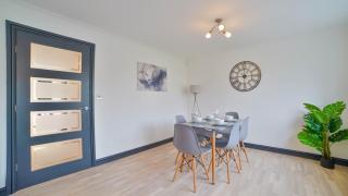 Stunning and Spacious 3-bed Home in Sleaford by Renzo, Driveway, Sleeps 6! - - 4