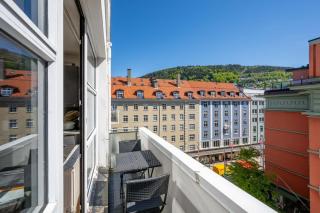 Spacious Top-Floor Apartment with View and Private Balcony - Bergen - 0