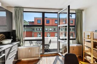 Spacious Top-Floor Apartment with View and Private Balcony - Bergen - 9
