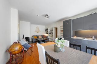 Spacious Top-Floor Apartment with View and Private Balcony - Bergen - 6