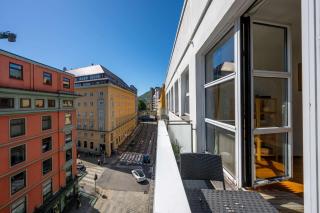 Spacious Top-Floor Apartment with View and Private Balcony - Bergen - 5