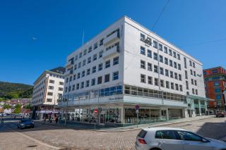 Spacious Top-Floor Apartment with View and Private Balcony - Bergen - 4