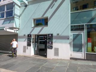 Spacious Top-Floor Apartment with View and Private Balcony - Bergen - 3