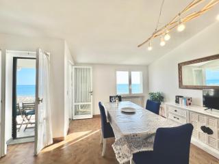 Rosanna, terrazza vista mare, 2 camere, clima e 2 posti auto a soli 50 m dal mare! by Alfareal - 3