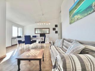 Rosanna, terrazza vista mare, 2 camere, clima e 2 posti auto a soli 50 m dal mare! by Alfareal - 4