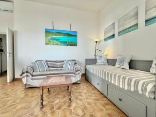 Rosanna, terrazza vista mare, 2 camere, clima e 2 posti auto a soli 50 m dal mare! by Alfareal - 2