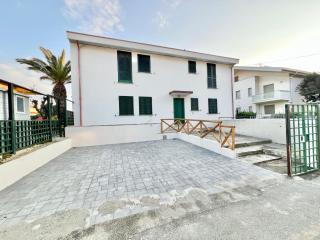 Rosanna, terrazza vista mare, 2 camere, clima e 2 posti auto a soli 50 m dal mare! by Alfareal - 6