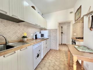 Rosanna, terrazza vista mare, 2 camere, clima e 2 posti auto a soli 50 m dal mare! by Alfareal - 1