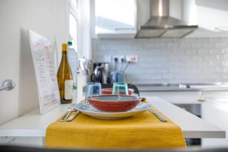 Bright spacious getaway close to the Sea - 3