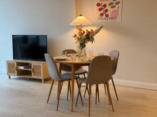 High Ceiling 6 Beds Private Garden Oasis 1min to Stadiums & Parking - Sydney - 0