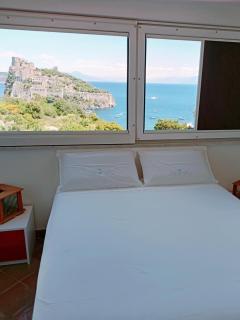 Mansarda con terrazza davanti castello aragonese - Ischia - 0