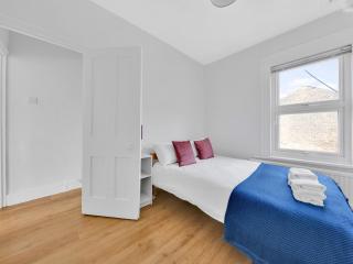 Pass the Keys Bright Stylish 3Bed Home Garden Pet-Friendly - London - 0