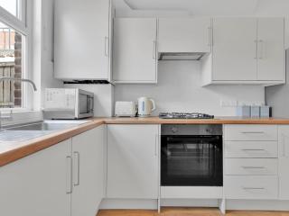 Pass the Keys Bright Stylish 3Bed Home Garden Pet-Friendly - London - 1