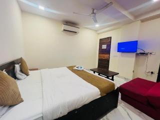 Hotel Three Stay - Near Dilli Haat Janakpuri - 1