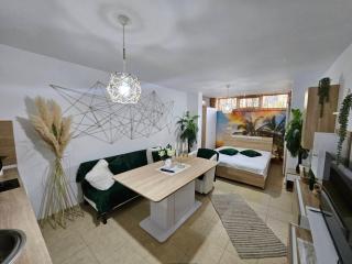 Tropical Chic Studio for Two, Ground Floor Escape by Flat Mаnager - Ravda - 5