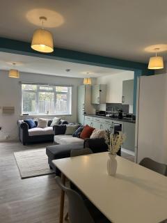 2 Bed Apartment Near Gatwick - 9