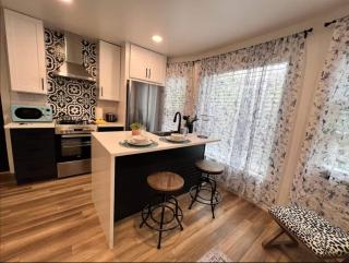 Sacred Heart HospitalHuckleberrysMin to Dwntn - 3