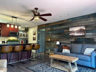 Charming Waterfront Cottage Getaway - Mill Spring - 2