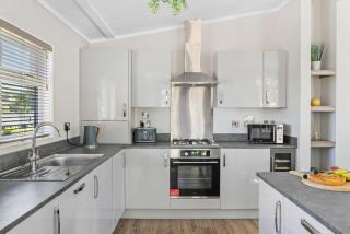 Bramble Lodge, 12 Roadford Lake Lodges - 2