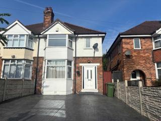 Spacious 4-Bedrooms Solihull Home ideal for Contractors - Solihull - 0