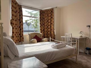 Spacious 4-Bedrooms Solihull Home ideal for Contractors - Solihull - 6