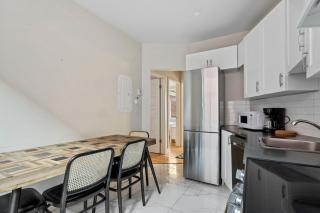 The Prestige Stay Chic and Bright 3BR in NDG - Montréal - 9