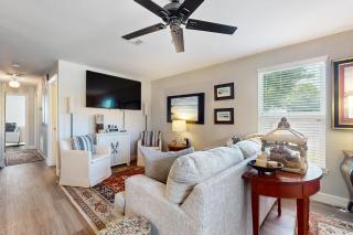 Chic Coastal Cottage - 8