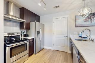 Chic Coastal Cottage - 4